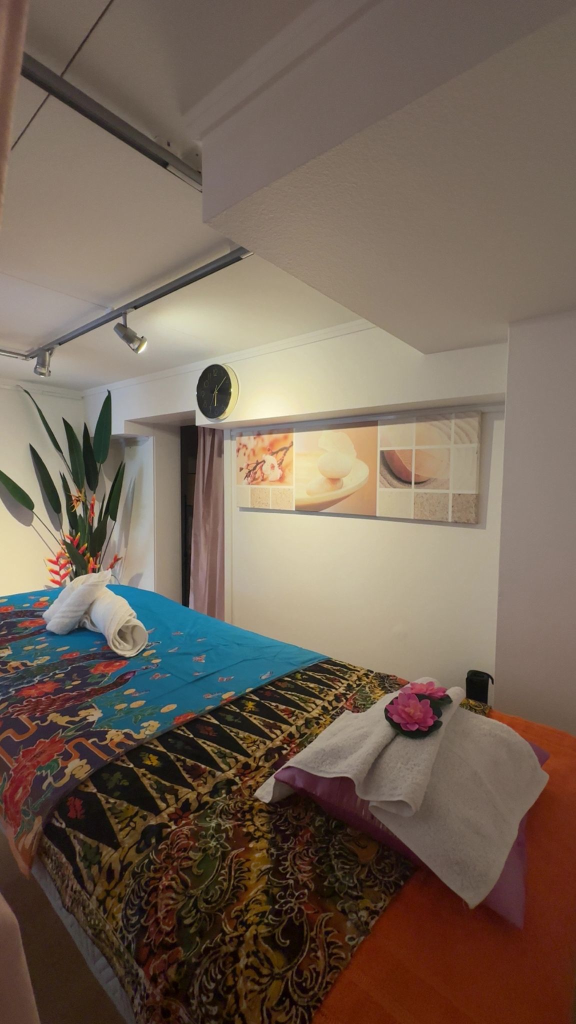 Behandlungsraum mit Massageliege