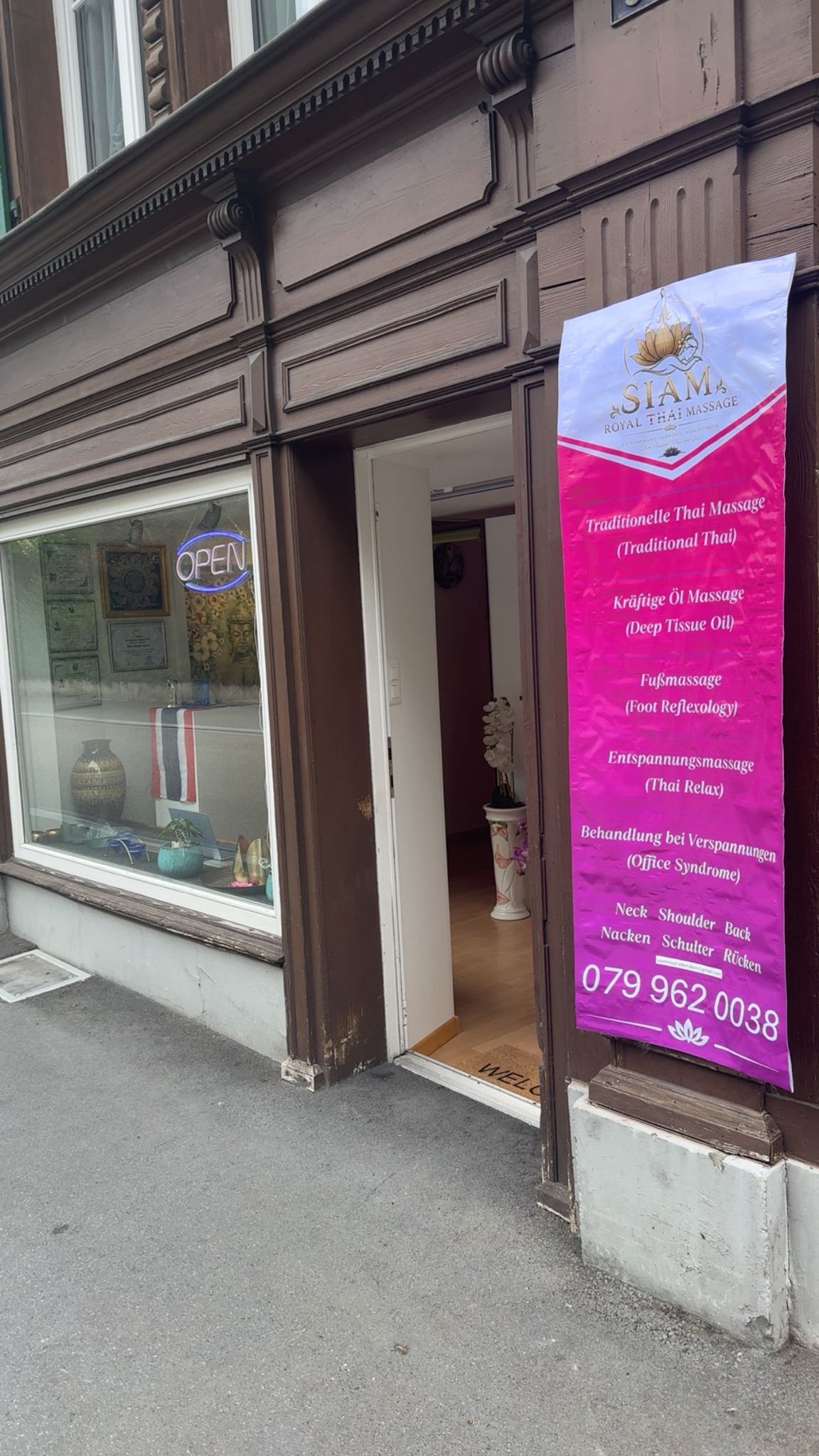 Eingang von Siam Royal Massage in Interlaken